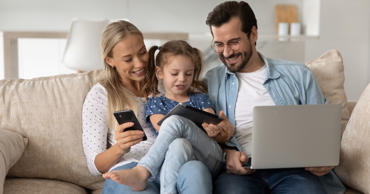 El uso de pantallas por parte de madres y padres también influye en el desarrollo del lenguaje de los niños