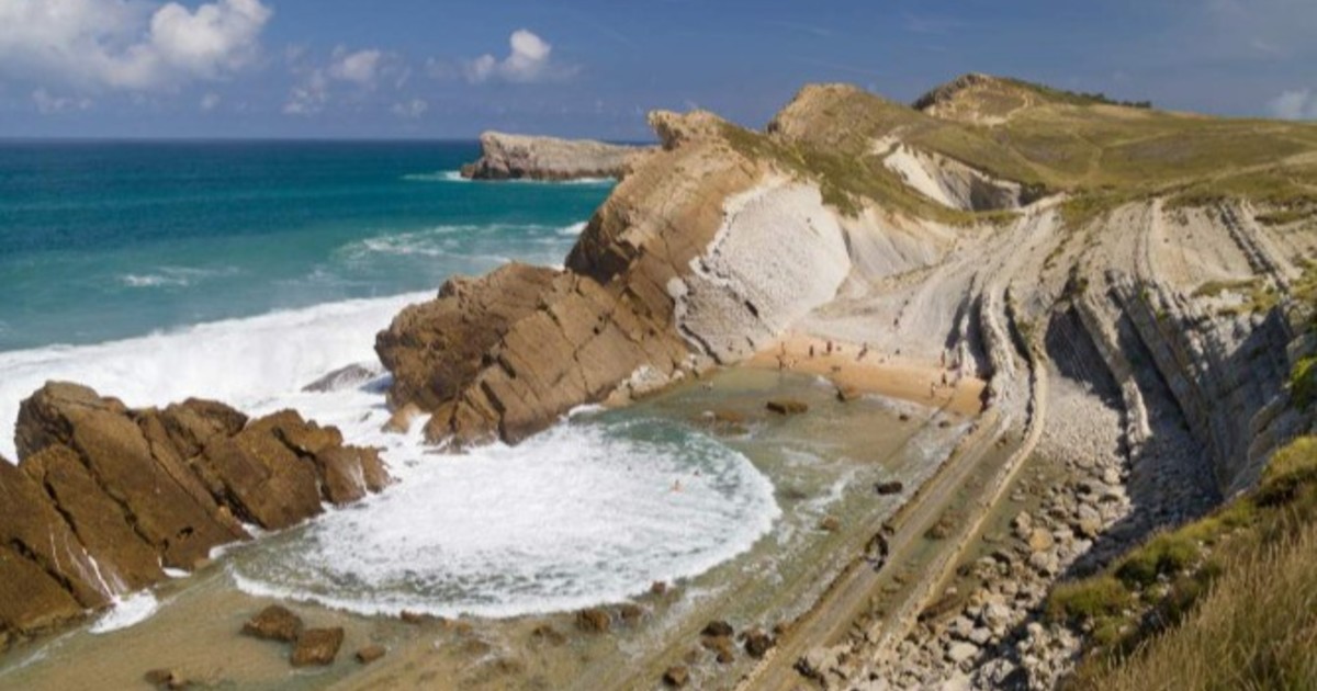 La playa en Cantabria rodeada por geoparque mundial de la UNESCO para descubrir