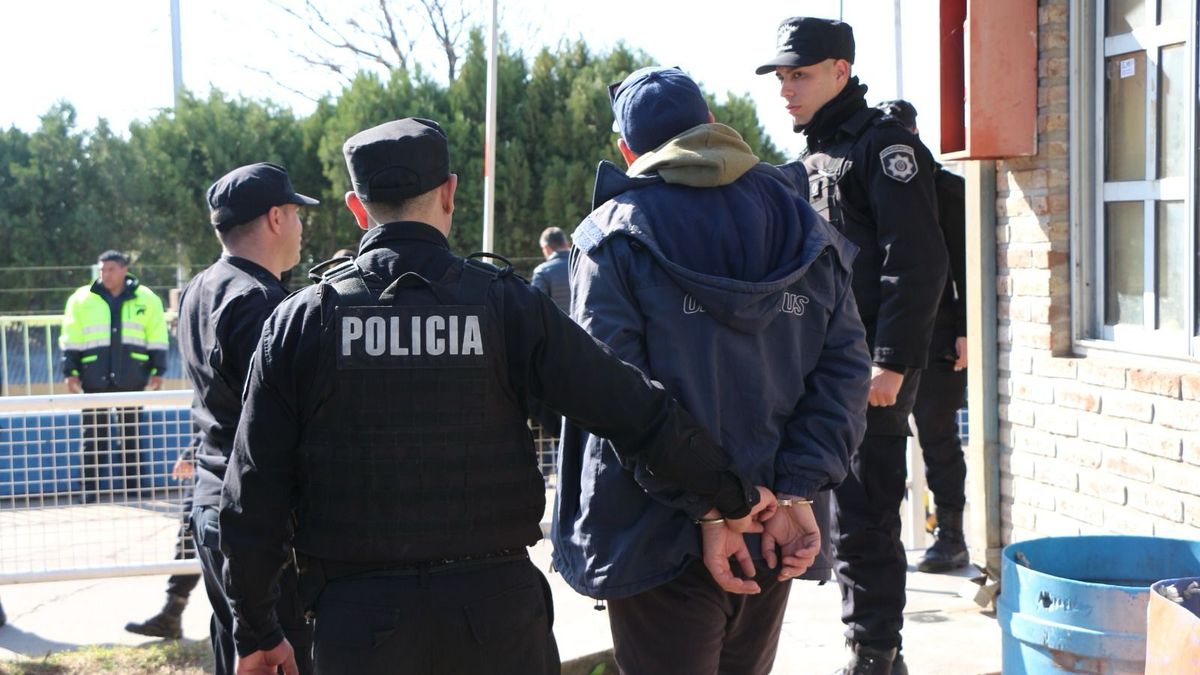 Me va a tener que acompañar: ¿puede la Policía de Santa Fe detenerte por no llevar DNI?
