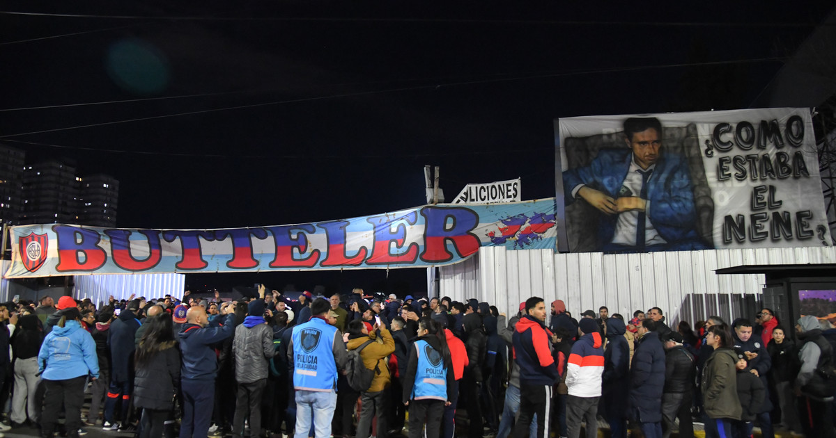 Un grupo de hinchas de San Lorenzo pidió por la renuncia de Marcelo Moretti: colgaron una bandera con la escena de la cámara oculta