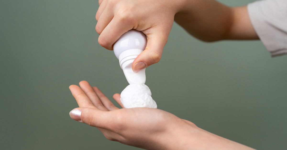 Cinco usos de la espuma de afeitar en la limpieza que no conocías y funcionan