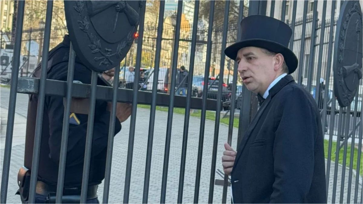 Insólito: el Mago sin Dientes se plantó en la Casa Rosada y pidió hablar con Milei