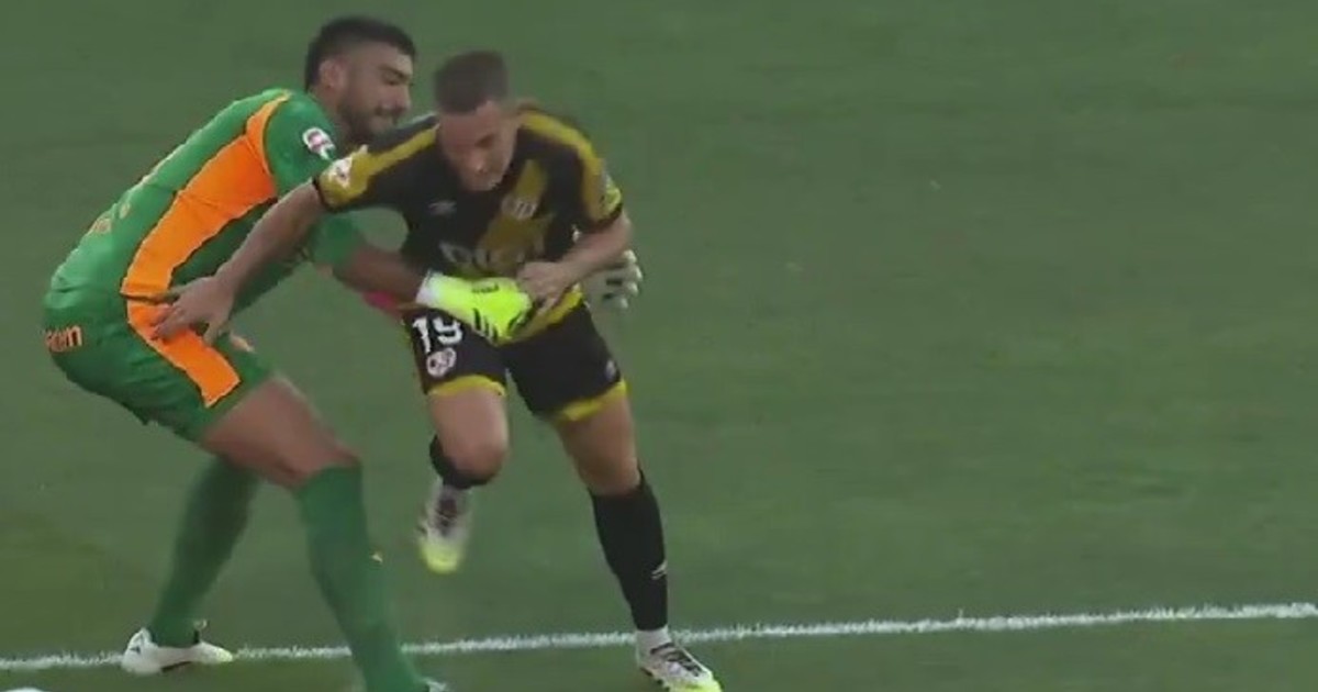 Los bloopers de un arquero argentino en el inicio de la Liga de España: dos errores insólitos y expulsión en el primer tiempo