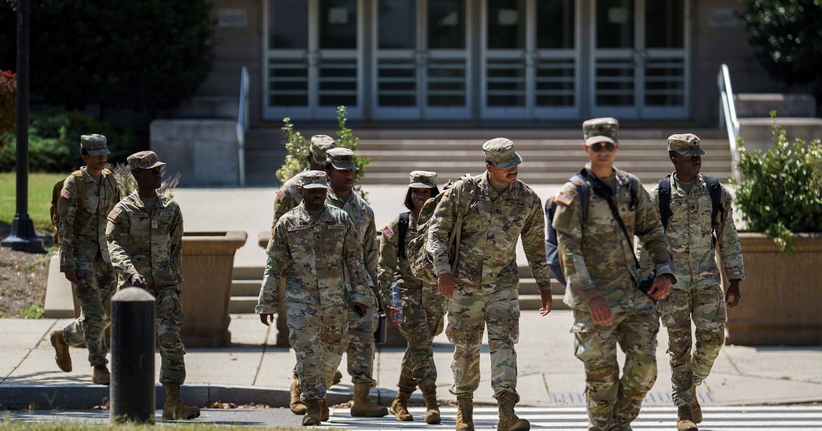 Orden de Donald Trump: la Guardia Nacional ya patrulla las calles de Washington para combatir “el baño de sangre” y sacar a los “sin techo” de la ciudad