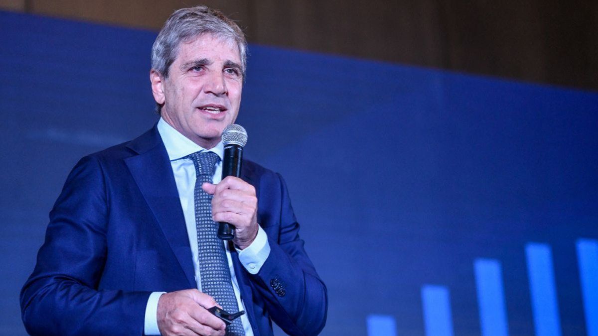 En medio de la tensión cambiaria, Luis Caputo adelantó: «Vamos a vender hasta el último dólar en el techo de la banda»