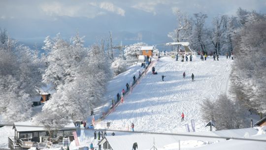 Con la apertura de su pista para principiantes, Cerro Bayo inauguró la temporada con nieve y nuevas experiencias