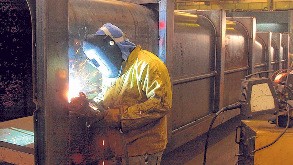 La economía se enfría: cayó el 1 % en julio y muestra señales de estancamiento