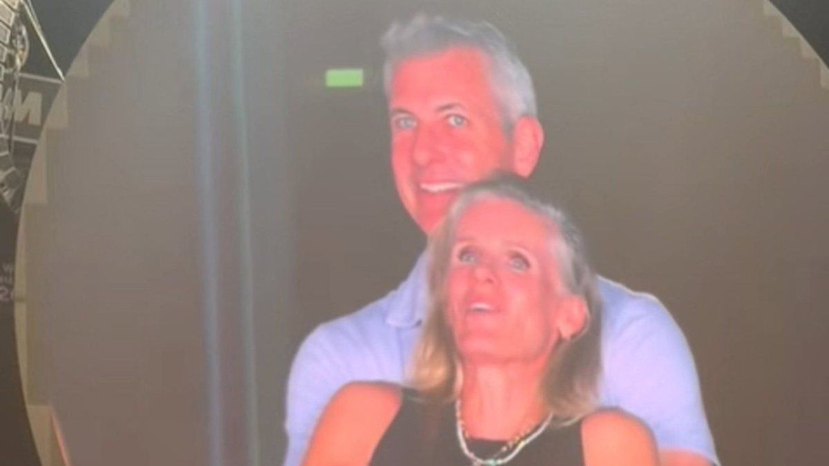 Del sing al juzgado: la Kiss Cam de Coldplay terminó en divorcio