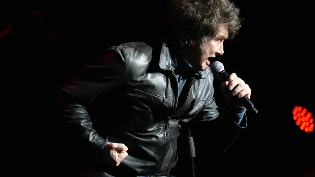De Charly García al socialismo woke: las definiciones de Milei en su show cloak