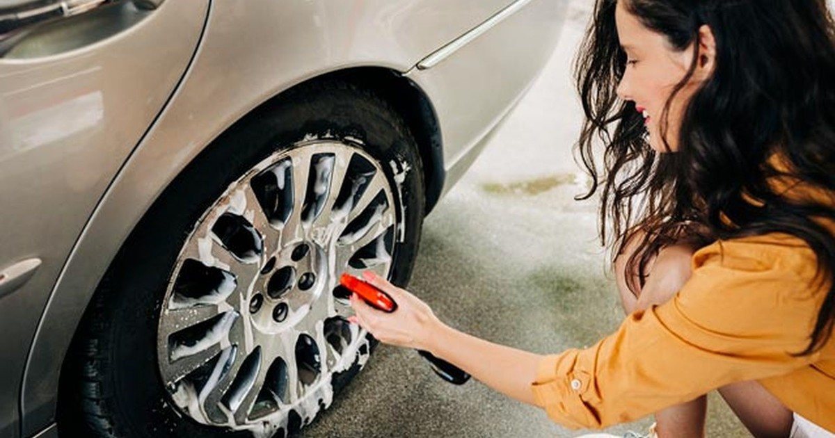 Por qué hay personas que lavan el auto constantemente, según la psicología