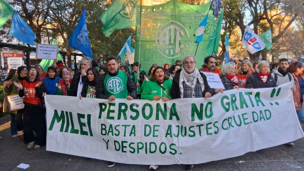 Sindicatos y organizaciones sociales marchan al parque España para repudiar la presencia de Milei