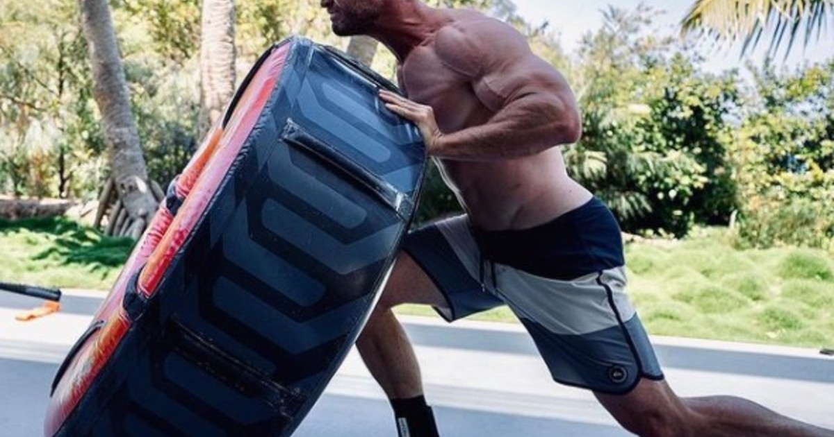 El entrenamiento con banda de resistencia de Chris Hemsworth te ayuda a ganar masa muscular en 15 minutos