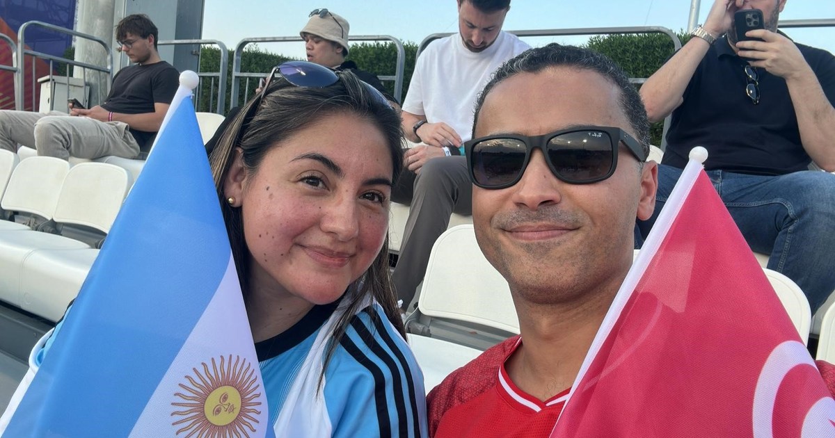 Ella es mendocina y el de Túnez, la curiosa pareja que llamó la atención en el Mundial Sub 17 en el segundo partido de la Argentina