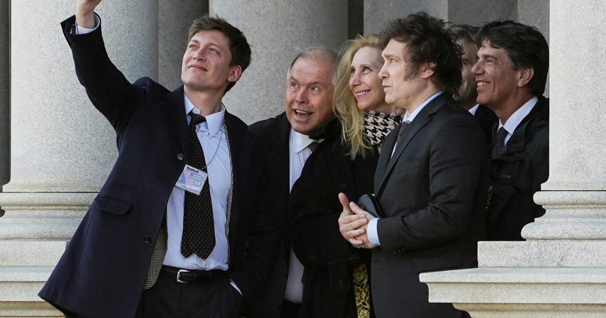 Caputo en campaña (la propia), Karina no es lo que generation y Milei cada vez más bilardista