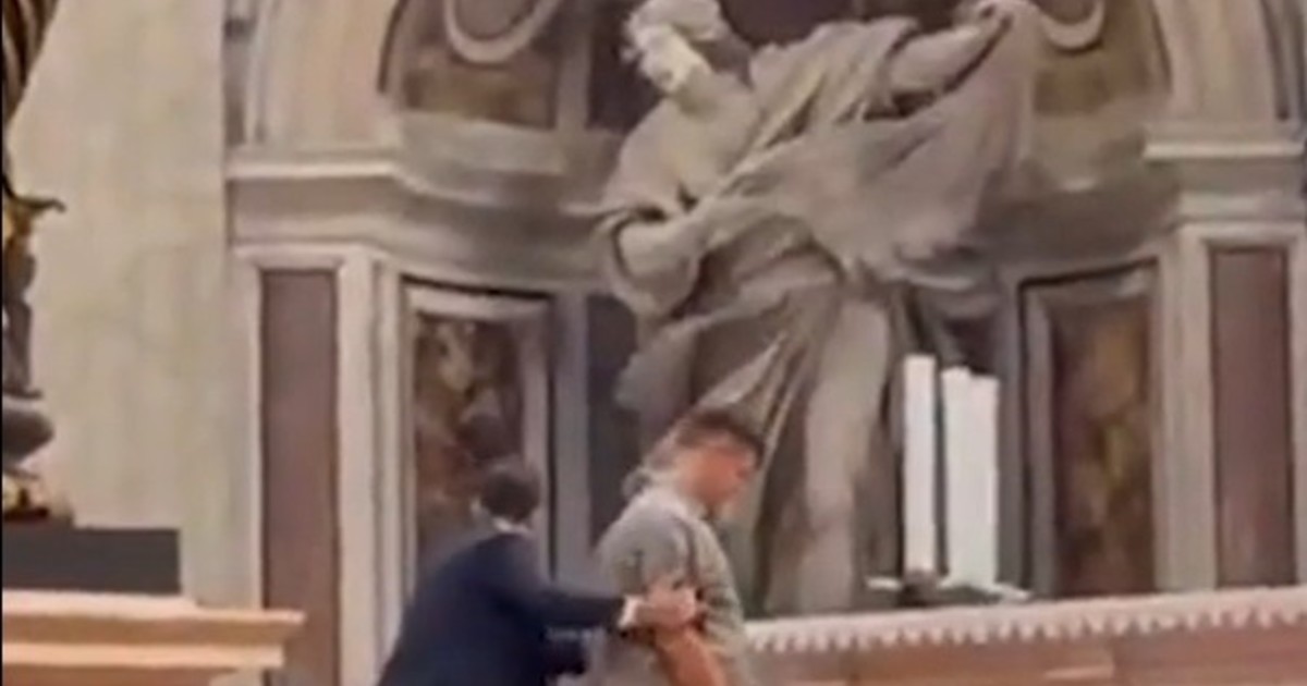 Repudiable: una persona orinó el altar mayor de la basílica de San Pedro