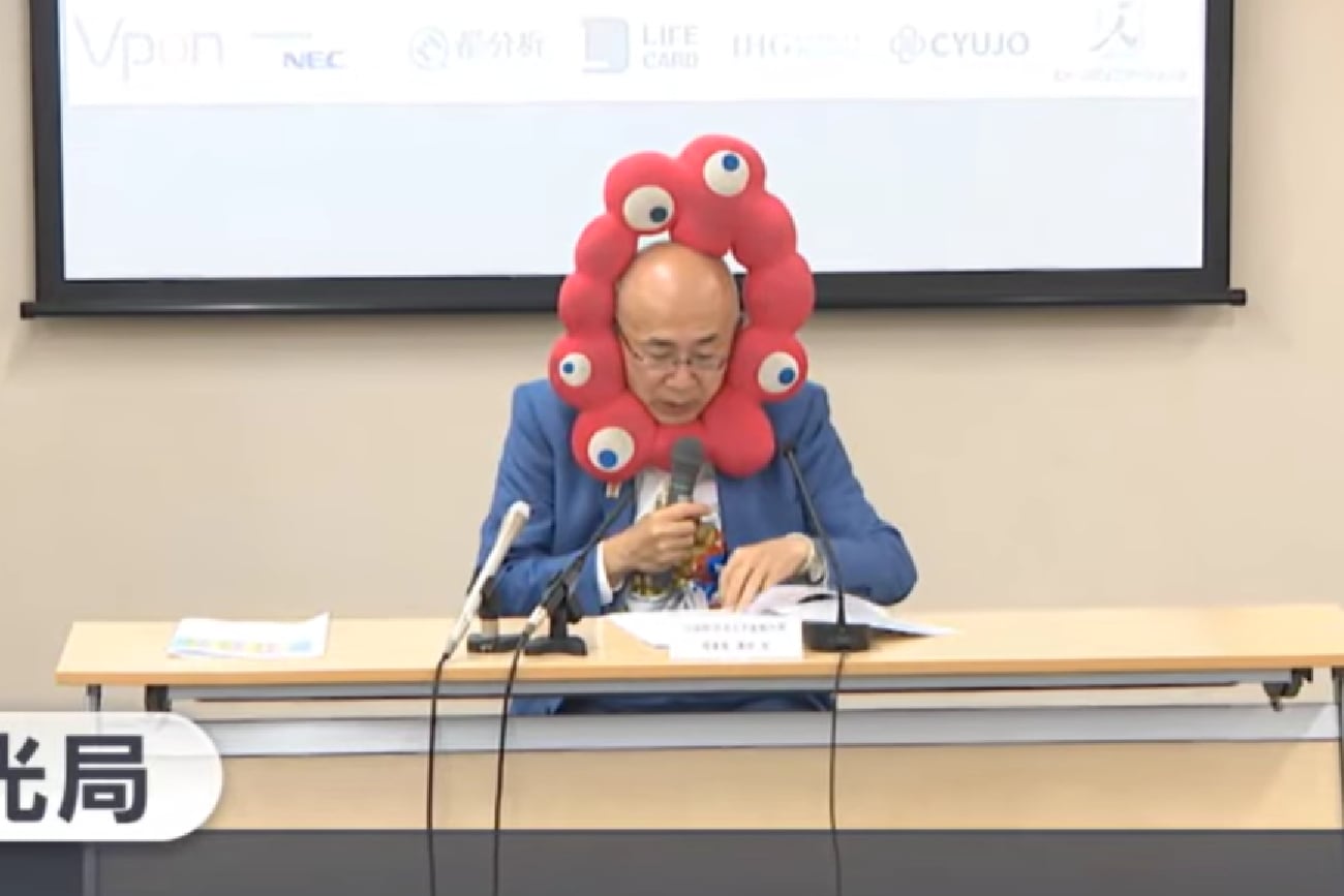 Fue a dar una conferencia sobre la crisis turística y se hizo viral por el insólito accesorio que llevaba puesto