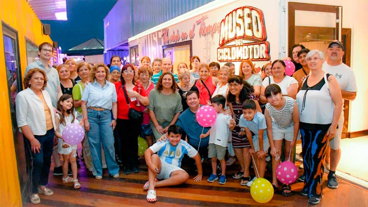 La intendente Fuentes acompañó a un grupo de jubilados durante el recorrido por el Museo del Ciclomotor