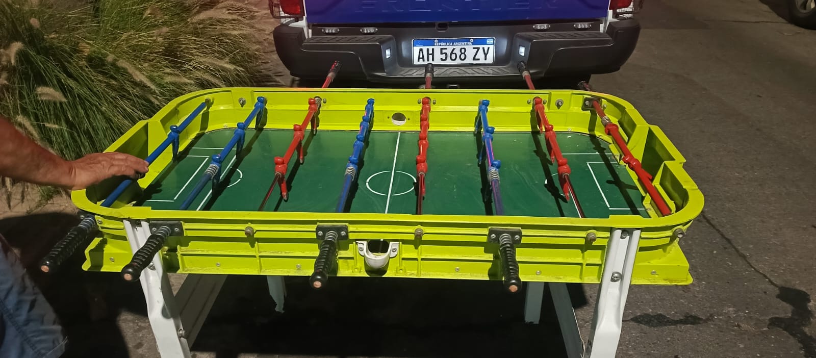 Insólito: detuvieron a un hombre que robó un metegol del jardín de Córdoba