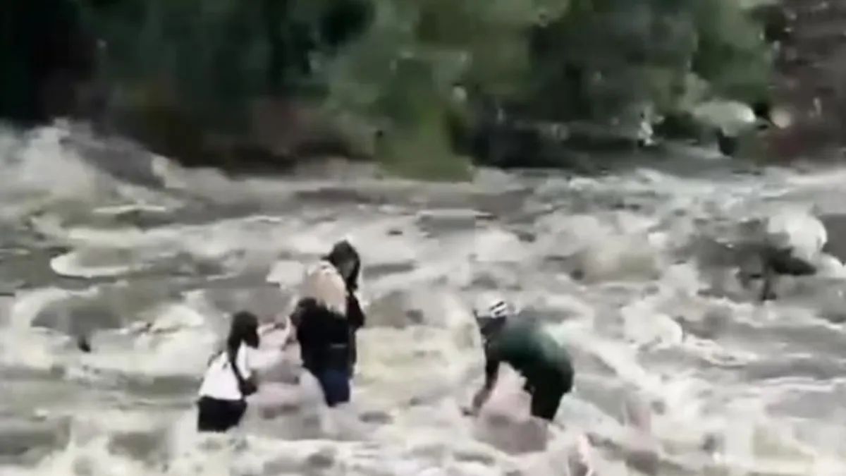 Video: dramático rescate de un ministro de San Luis para salvar a dos mujeres durante la crecida de un arroyo