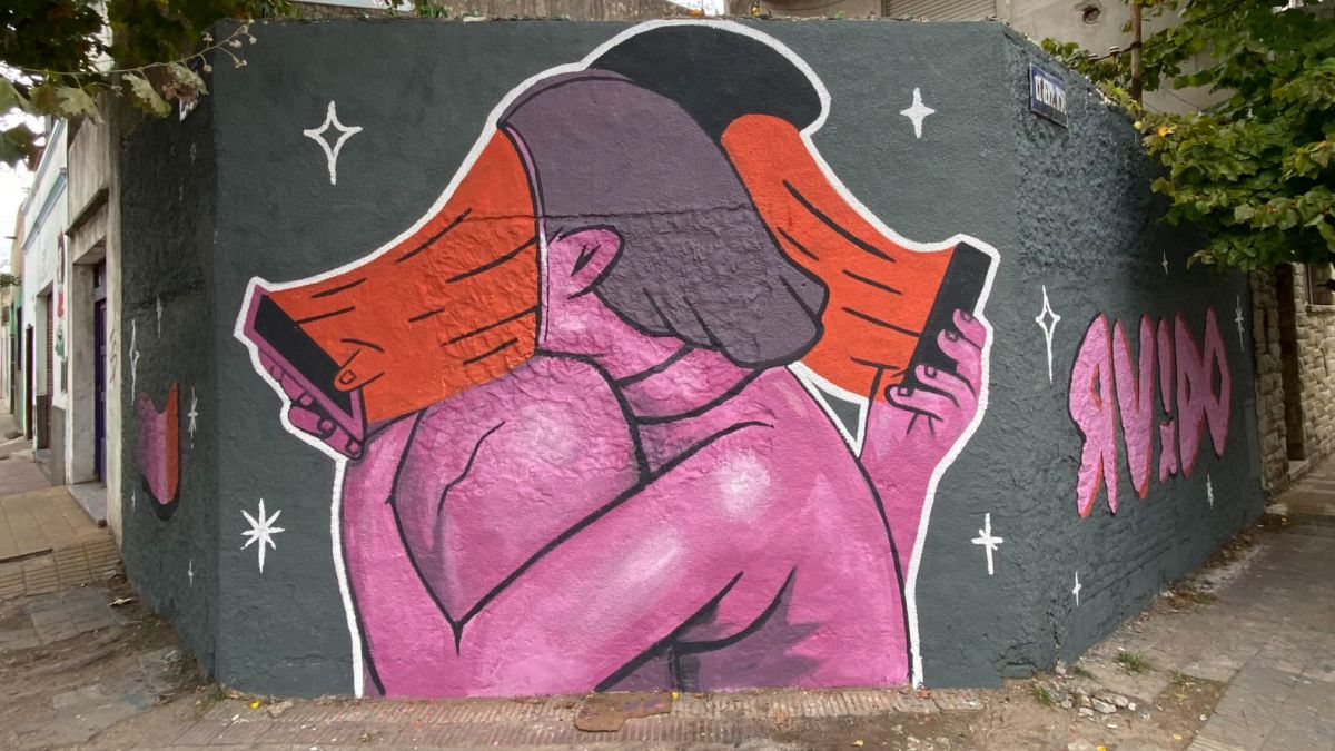 Pantallas, datos y poder: un sistema diseñado para que no puedas dejar el celular