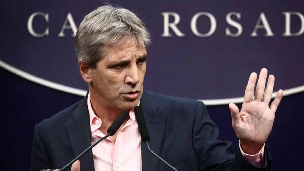 Luis Caputo: Nunca compré ropa en la Argentina porque es un robo