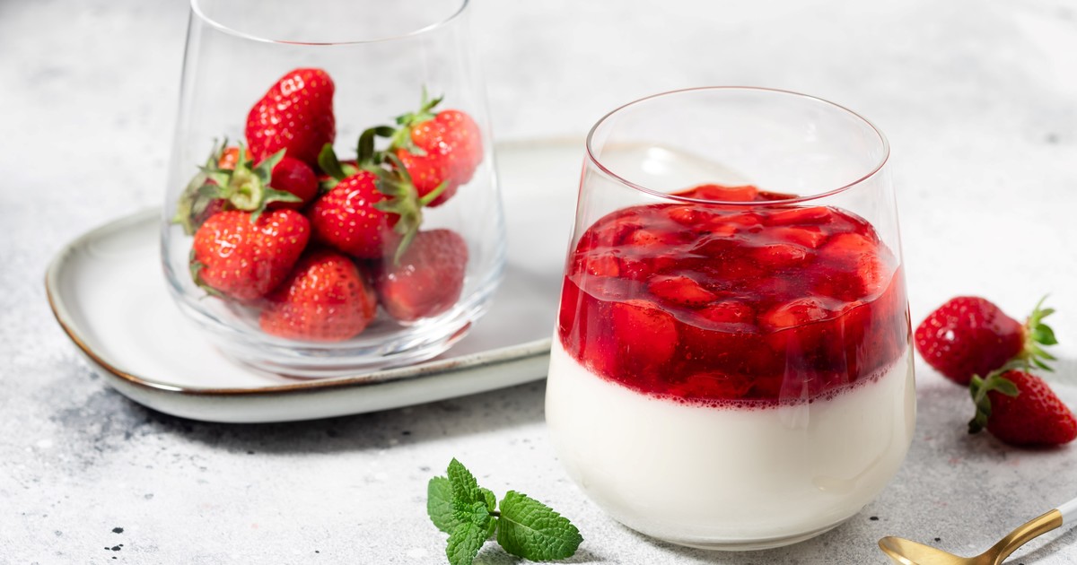 Sin harina ni azúcar: cómo hacer la receta de budín de frutillas saludable en la licuadora que es furor en EEUU