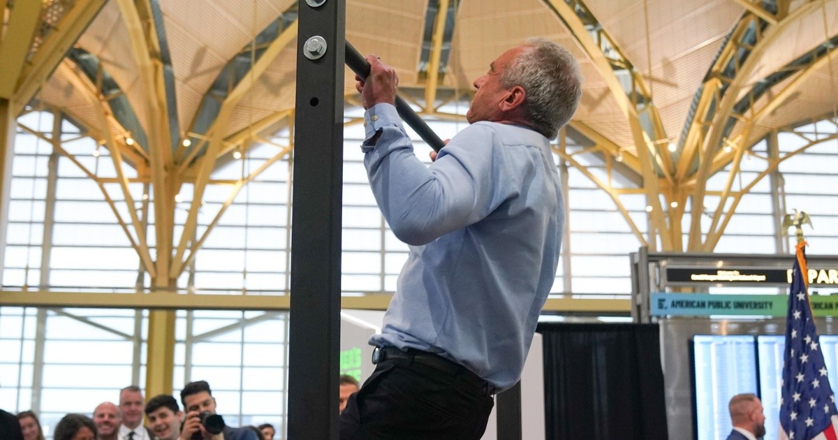 Robert Kennedy Jr. sorprendió a los 71 años al hacer veinte dominadas en un aeropuerto de EE.UU.