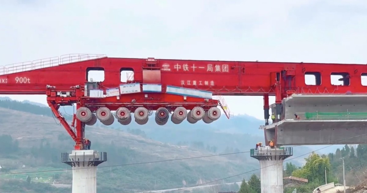La increíble máquina que creó China para construir puentes en horas