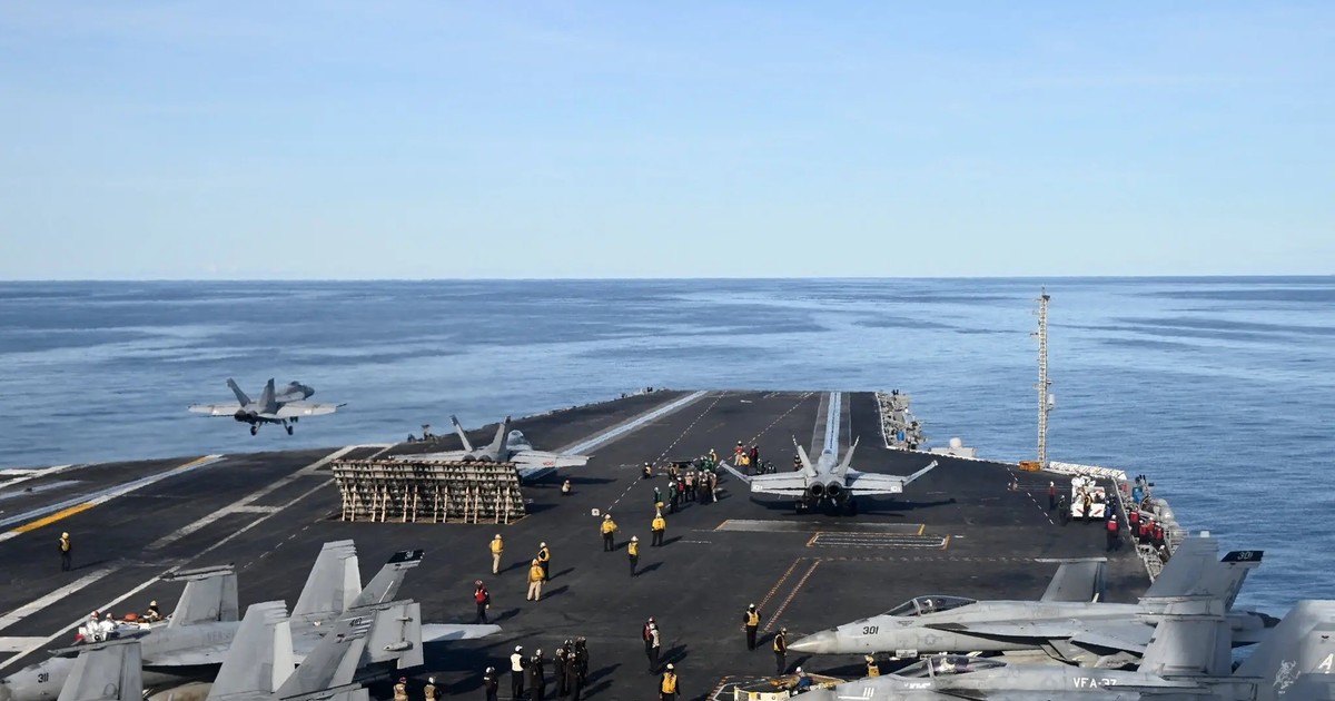 Estados Unidos prepara una campaña militar de varias semanas contra Irán y Donald Trump habla de cambio de régimen