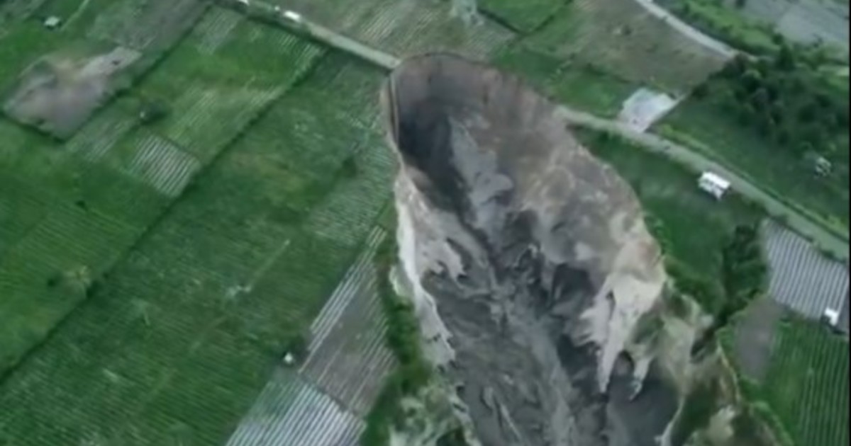 Filmaron como un socavón se tragó una ruta en Indonesia