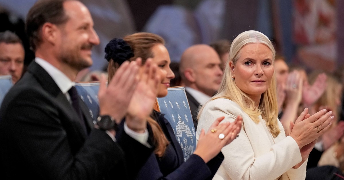 La futura reina de Noruega apareció en los archivos de Jeffrey Epstein y enfrenta un escándalo nacional