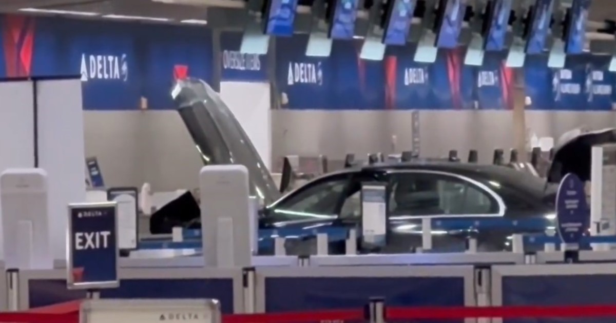 Pánico en el aeropuerto de Detroit: un auto ingresó al corridor, se incrustó en un mostrador y detuvieron al conductor