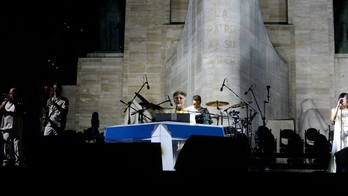 Javkin celebró la noche histórica de Fito Páez en el Monumento a la Bandera