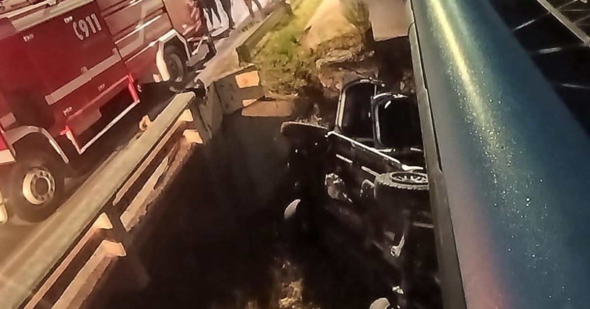 Un mujer y su hija murieron tras chocar y caer de un puente en Mendoza: hay dos heridos graves