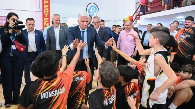 Poggi encabezó la inauguración del nuevo piso flotante de la Sociedad Española