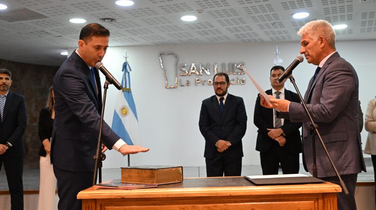 Poggi le tomó juramento a las nuevas autoridades del Gabinete provincial