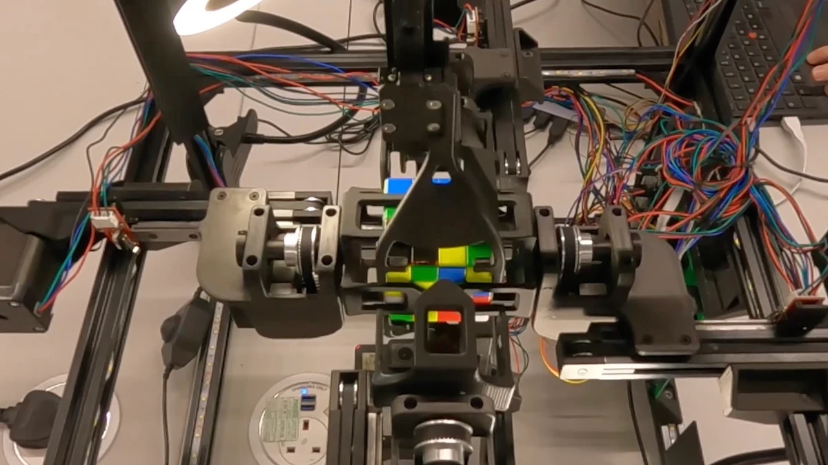 Robotic destruye el récord mundial del cubo de Rubik con una velocidad nunca vista: llevaba décadas sin superarse