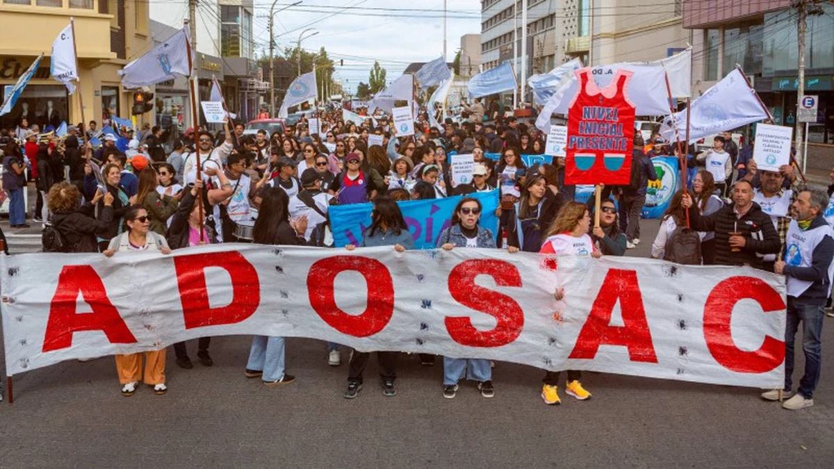 Tensión sin paritarias: Santa Cruz y Tierra del Fuego, dos provincias atrapadas entre ajuste y reclamos gremiales