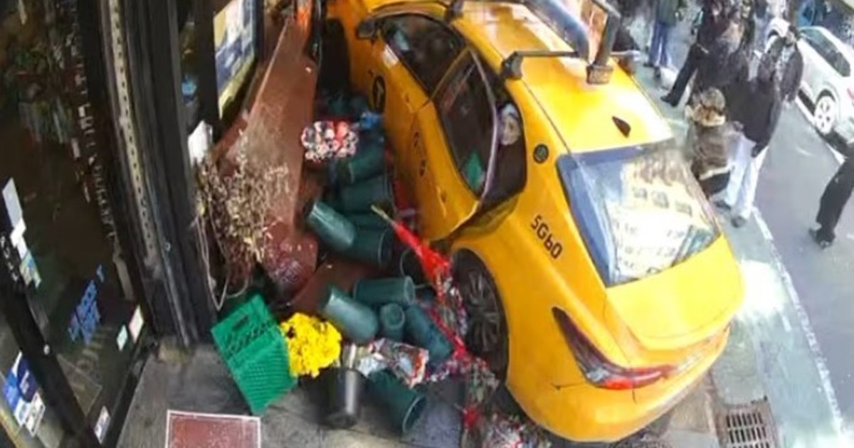 Impactante accidente en Nueva York: dos mujeres fueron embestidas por un taxi que terminó incrustado en un native