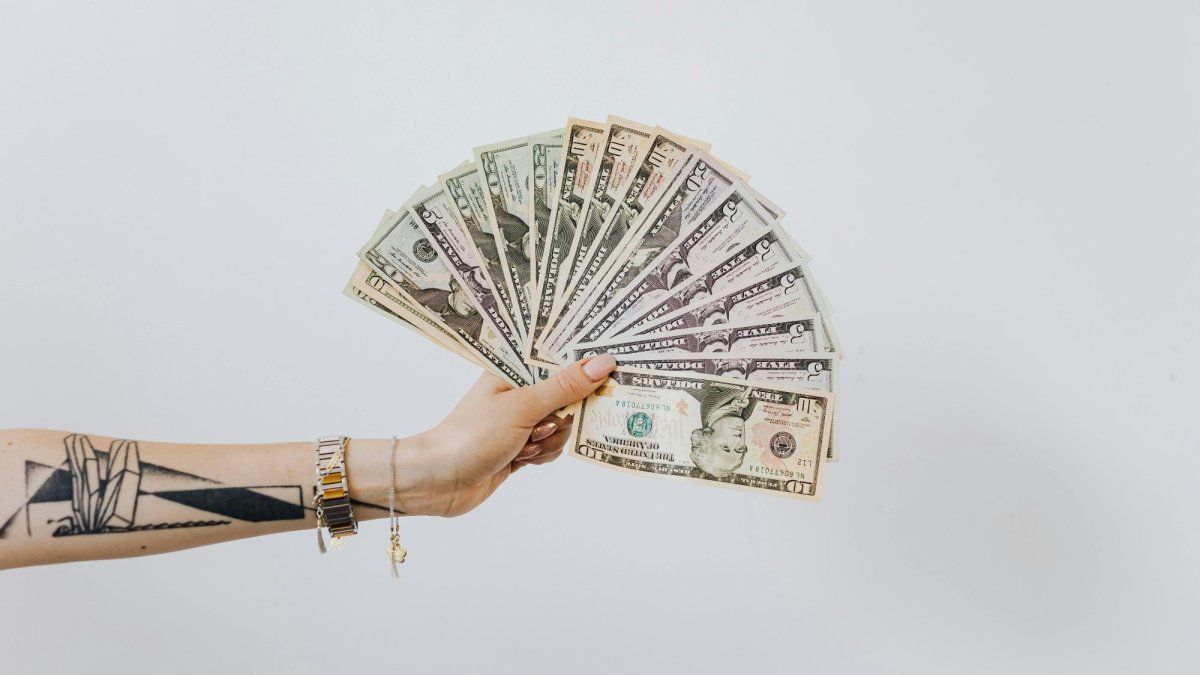 Ahorrar en dólares es posible, aunque ganes poco: la sencilla regla que podría cambiar tu economía