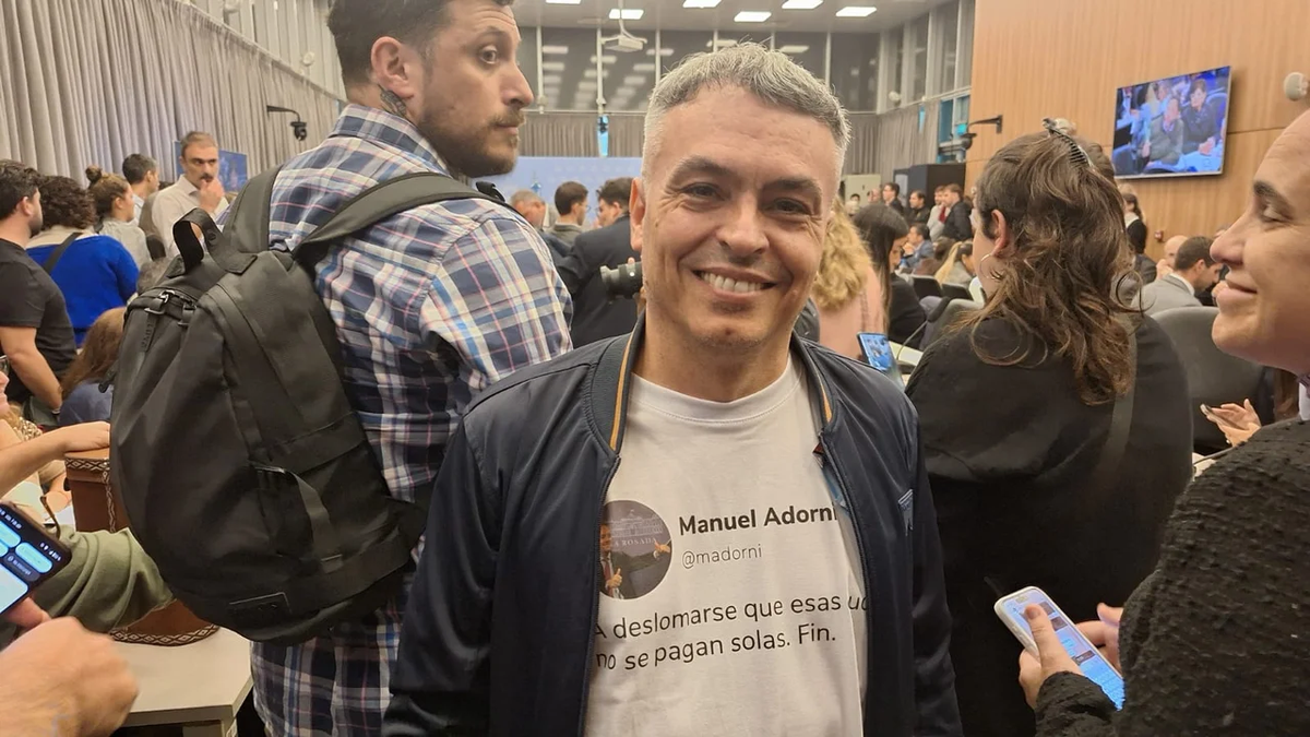 Un diputado rosarino fue al Congreso con una remera filosa contra Adorni: A deslomarse que esas cuotas no se pagan solas