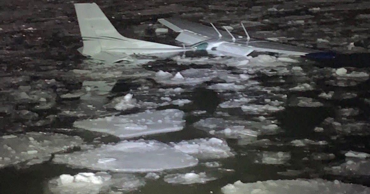 «Otro milagro en el río Hudson»: un avión se estrella en agua congelada y sobreviven el piloto y su acompañante