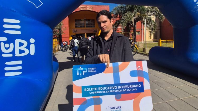 Un docente recibió el Boleto Educativo Interurbano: “es una buena herramienta para ahorrar”