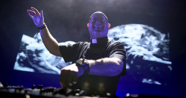 El cura DJ Guilherme Peixoto copó Plaza de Mayo con un homenaje al papa Francisco