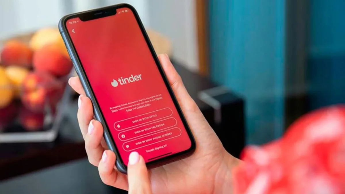 ¿Ligarías con un robotic sin saberlo? Tinder usará la polémica tecnología del creador de ChatGPT para verificar tu identidad
