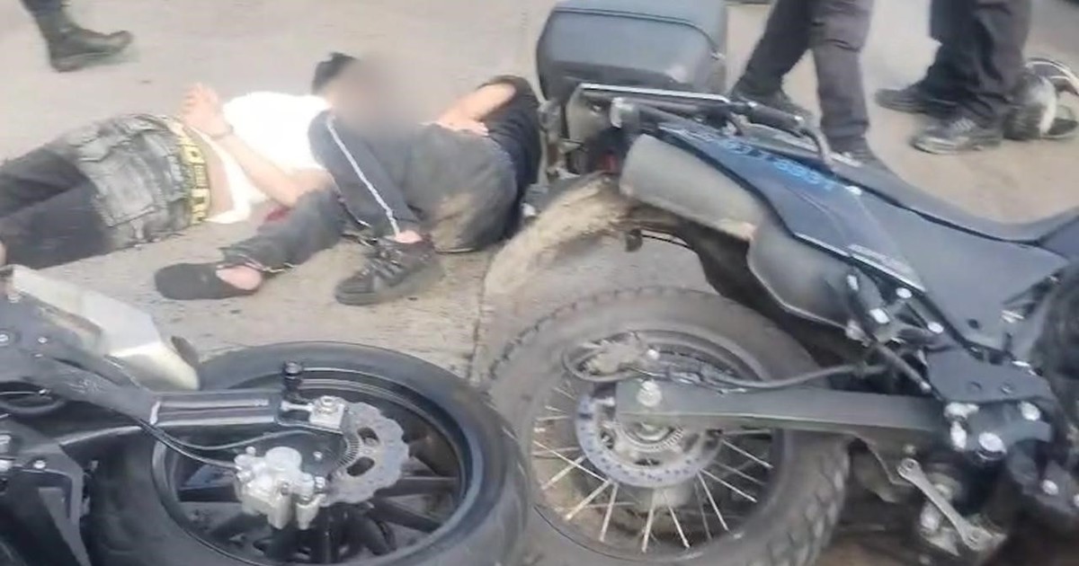 Detuvieron a dos adolescentes que robaron una moto en Belgrano, escaparon por Total Paz y chocaron contra un auto en Camino Negro
