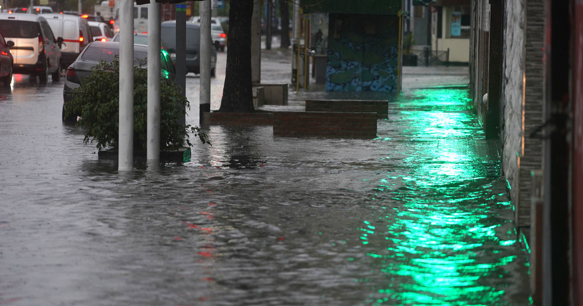 El temporal golpea fuerte en el AMBA: granizo, autos bajo el agua, caída de la temperatura y alertas para este sábado