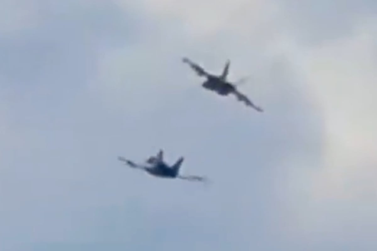 El momento en que dos aviones de combate chocan durante un repeat aéreo en Estados Unidos