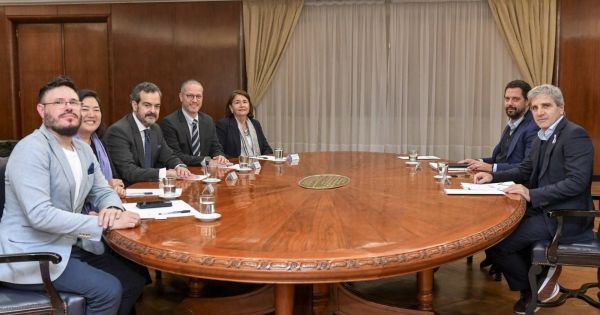 Luis Caputo recibió a la UIA para analizar la baja de impuestos y el financiamiento corporativo