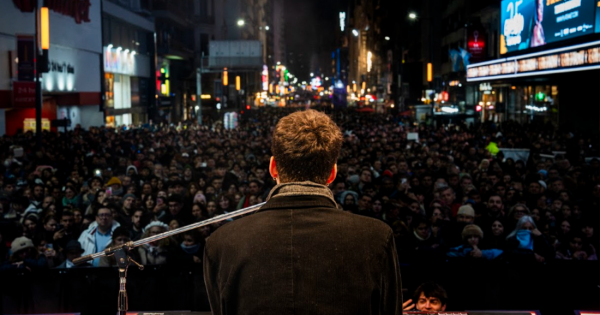 Más de 200 mil personas y una noche histórica: Joaco Burgos hizo vibrar el Obelisco con un reveal multitudinario